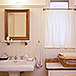 「アメリカンスタンダード」社のシンプルな洗面ボウル、アンティークのチェスト、ミラーの洗面所 Bathroom